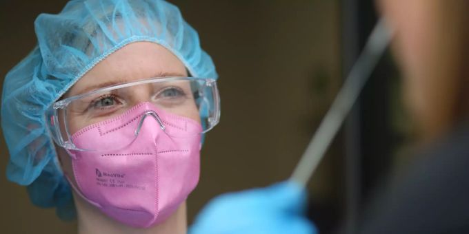 Eine Frau führt einen Test gegen das Coronavirus durch. (Symbolbild) Coronavirus - PassGo im Harz