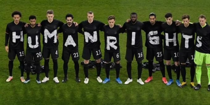 Klares Statement: Die DFB-Elf protestiert vor dem Spiel gegen Island gegen die Arbeitsbedingungen in Katar. Foto: Tobias Schwarz/AFP-Pool/dpa Klares Statement: Die DFB-Elf protestiert vor dem Spiel gegen Island gegen die Arbeitsbedingungen in Katar. Foto: Tobias Schwarz/AFP-Pool/dpa