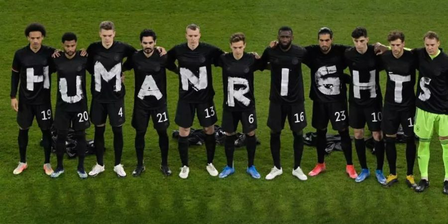 Klares Statement: Die DFB-Elf protestiert vor dem Spiel gegen Island gegen die Arbeitsbedingungen in Katar. Foto: Tobias Schwarz/AFP-Pool/dpa