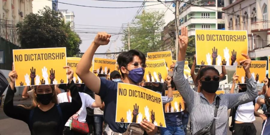 Demonstranten in Yangon