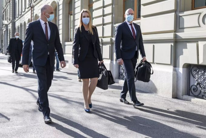 Gesundheitsminister Alain Berset, Sabine Bruckner, Geschäftsführerin von Pfizer Schweiz, und Sven Seitz, Head of Vaccines Business Schweiz, schreiter zu einer Medienkonferenz (Archivbild). alain berset coronavirus