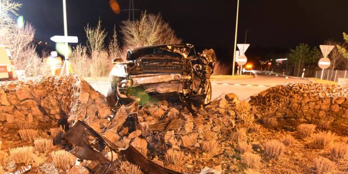 Das gestohlene Auto verunfallte in der Nacht auf Samstag. Auto