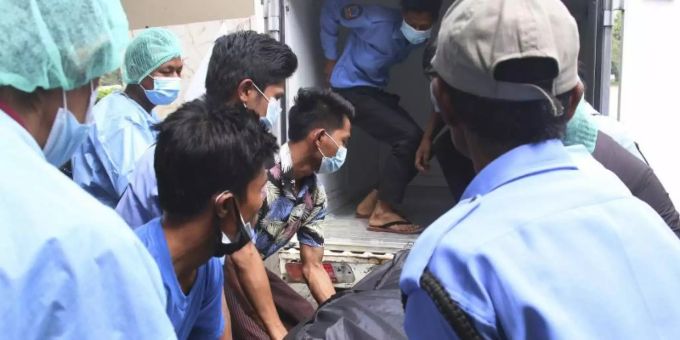 Der Leichensack mit den sterblichen Überreste einer jungen Frau wird in Naypyitaw in einen Transporter gelegt. Die Frau gilt als das erste offizielle Todesopfer der Proteste gegen den Militärputsch. Foto: Uncredited/AP/dpa Der Leichensack mit den sterblichen Überreste einer jungen Frau wird in Naypyitaw in einen Transporter gelegt. Die Frau gilt als das erste offizielle Todesopfer der Proteste gegen den Militärputsch. Foto: Uncredited/AP/dpa