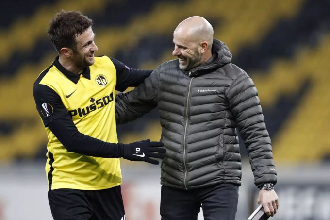 Immerhin im Gespräch mit Miralem Sulejmani hat Peter Bosz gut lachen. YB Peter Bosz