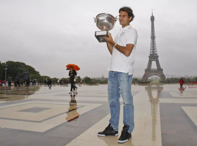 Roger Federer präsentiert die Trophäe vor dem Eiffelturm. Roger Federer