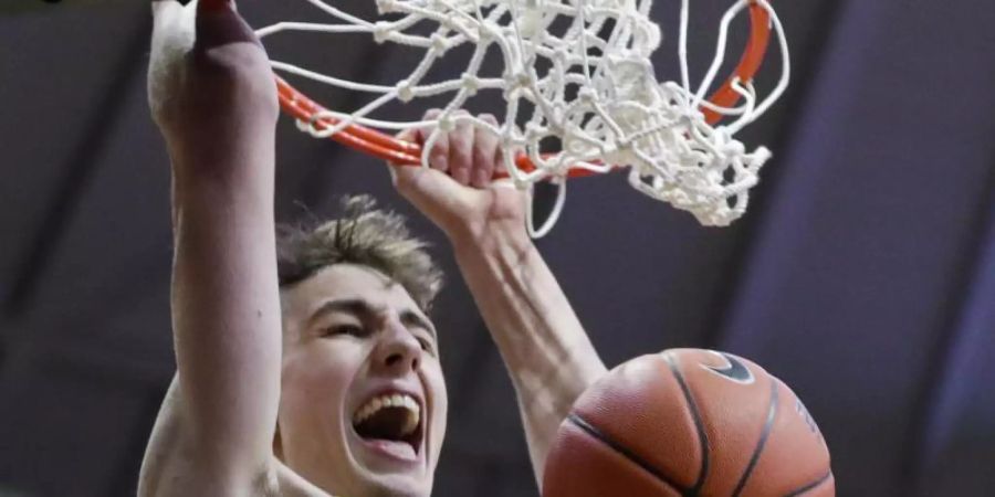 Will sich mit einer Entscheidung über die Teilnahme am NBA-Draft Zeit lassen: Franz Wagner beim Dunking. Foto: Michael Conroy/AP/dpa