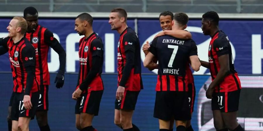 Mit dem 5:2-Sieg über Union Berlin ist die Eintracht der Königsklasse einen Schritt näher gekommen: Frankfurts Spieler jubeln. Foto: Uwe Anspach/dpa