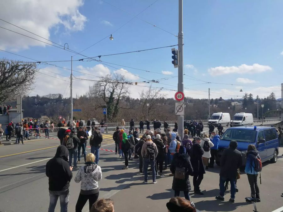 Demonstranten blockierten für kurze Zeit die Kirchenfeldbrücke in Bern.