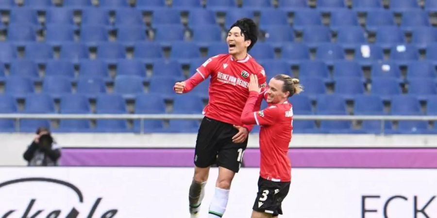 Der Coronatest des japanischen Nationalspielers Genki Haraguchi (l) stellte sich als falsch positiv heraus. Foto: Hauke-Christian Dittrich/dpa