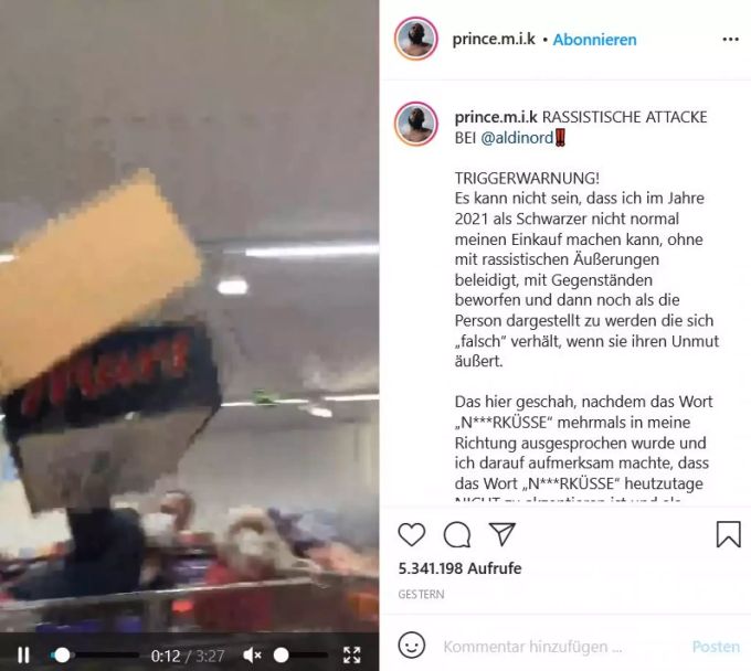 Prince Ofori wird im Aldi mit einem Pappkarton beworfen. aldi
