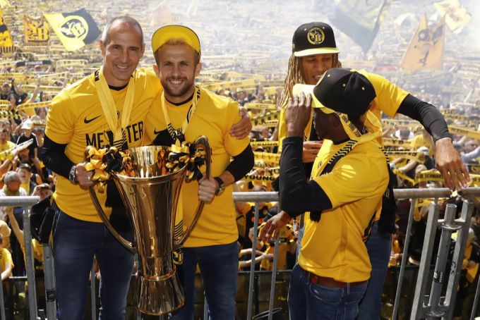 Im Sommer 2018 wurde Adi Hütter (l.) und Miralem Sulejmani (2. v. l.) mit YB Schweizer Meister. bsc young boys