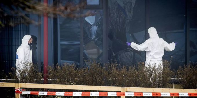 Polizisten stehen nach der Explosion beim Corona-Testzentrum in Bovenkarspel, Niederlande, vor zerstörten Fensterscheiben. Corona-Testzentrum Niederlande Explosion