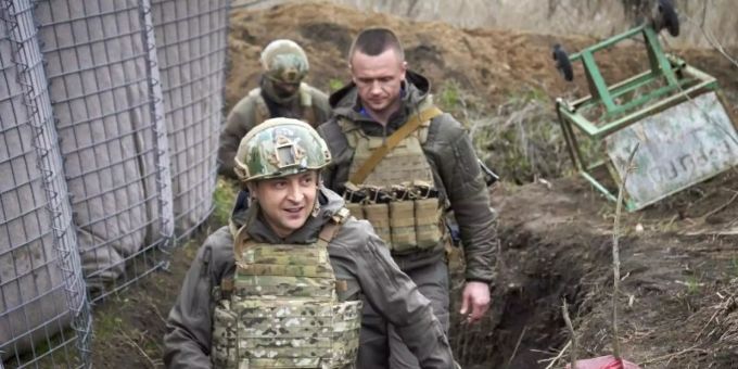 Wolodymyr Selenskyj (l), Präsident der Ukraine, besucht die vom Krieg betroffene Region Donezk im Osten der Ukraine. Ukraine