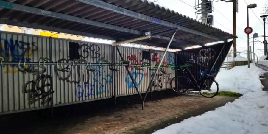 Veloständer beim Bahnhof Jona.