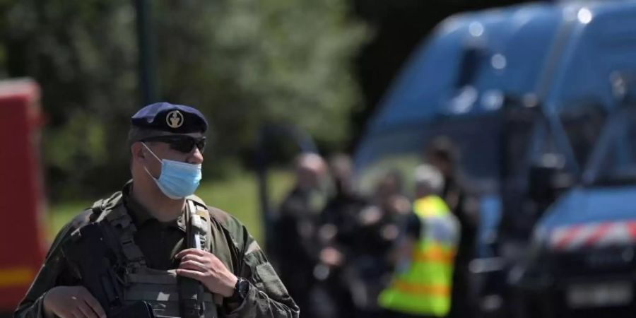 Französische Soldaten sind im Einsatz, nachdem eine Polizistin in La Chapelle-Sur-Erdre mit einem Messer verletzt worden ist. Foto: Loic Venance/AFP/dpa