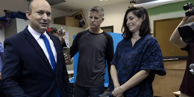 ARCHIV - Der israelische Politiker Naftali Bennett, Vorsitzender der rechtsgerichteten Jamina-Partei «Neue Rechte», und seine Frau Gilat geben ihre Stmme ab. Foto: Tsafrir Abayov/AP/dpa ARCHIV - Der israelische Politiker Naftali Bennett, Vorsitzender der rechtsgerichteten Jamina-Partei «Neue Rechte», und seine Frau Gilat geben ihre Stmme ab. Foto: Tsafrir Abayov/AP/dpa