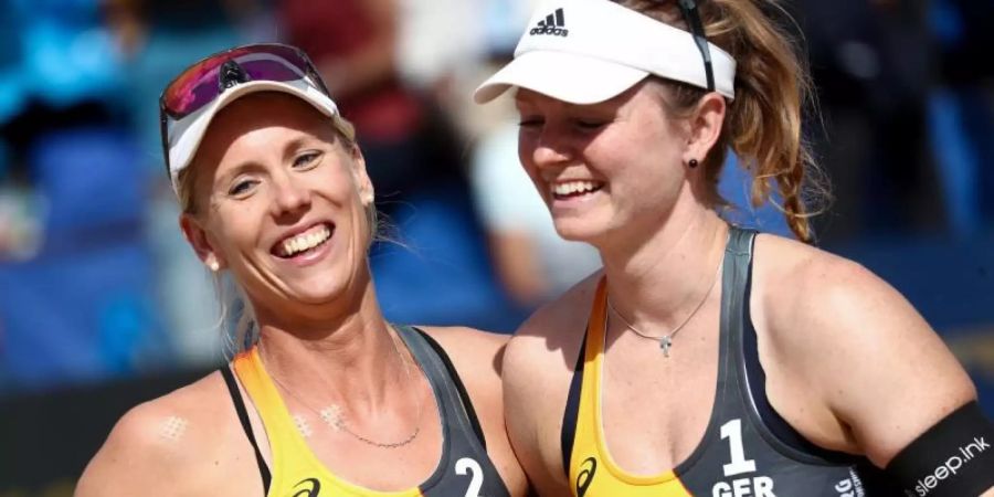 Karla Borger und Julia Sude (r) verzichten auf einen Start beim World-Tour-Turnier in Katar. Foto: Christian Charisius/dpa