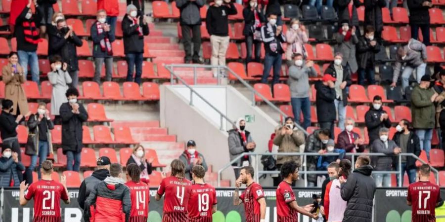 Nach dem Sieg im Hinspiel gegen Osnabrück bedanken sich die Ingolstädter Profis bei den rund 250 Fans. Foto: Matthias Balk/dpa