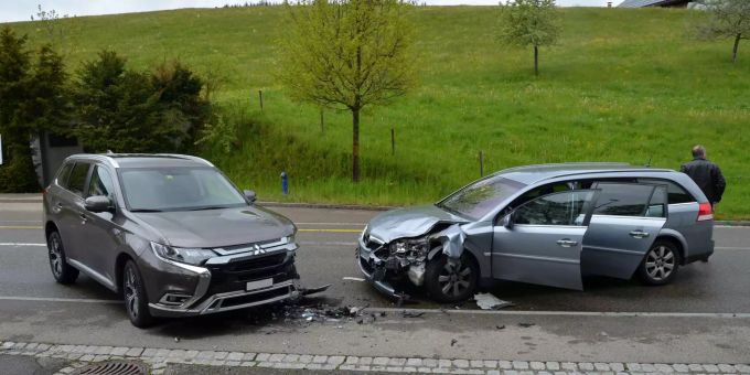 An den Personenwagen entstand Sachschaden von mehreren Tausend Franken. Unfall