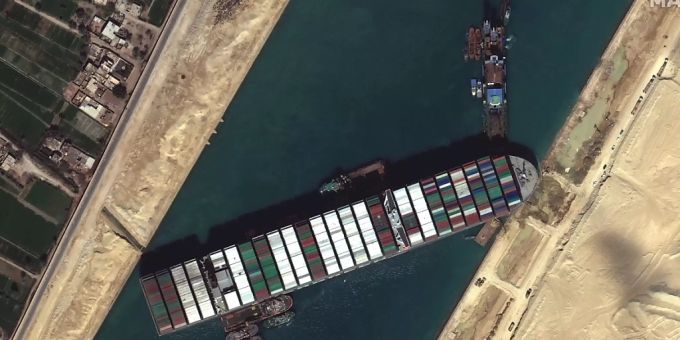 Ägypten zieht nach der tagelangen Blockade des Suez-Kanals durch den havarierten Tanker «Ever Given» im März Konsequenzen: Ein Teil des wichtigen Schifffahrtsweges zwischen Asien und Europa soll ausgebaut werden. (Archivbild) suez-kanal