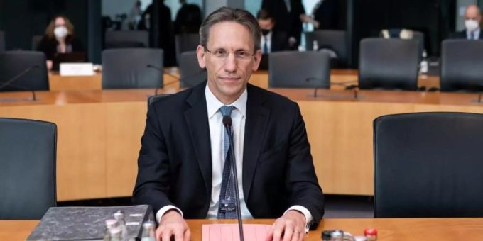 Man habe Wirecard nie mit Samthandschuhen angefasst, betonte Jörg Kukies, Staatssekretär im Finanzministerium, im Wirecard-Untersuchungsausschuss. Foto: Bernd von Jutrczenka/dpa Pool/dpa Man habe Wirecard nie mit Samthandschuhen angefasst, betonte Jörg Kukies, Staatssekretär im Finanzministerium, im Wirecard-Untersuchungsausschuss. Foto: Bernd von Jutrczenka/dpa Pool/dpa
