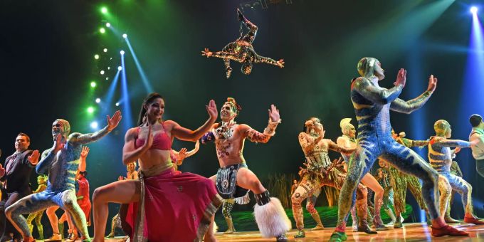 Die Artisten stehen nach der Preview der Show «Totem» des Cirque du Soleil auf der Bühne in München 2020. Cirque du Soleil