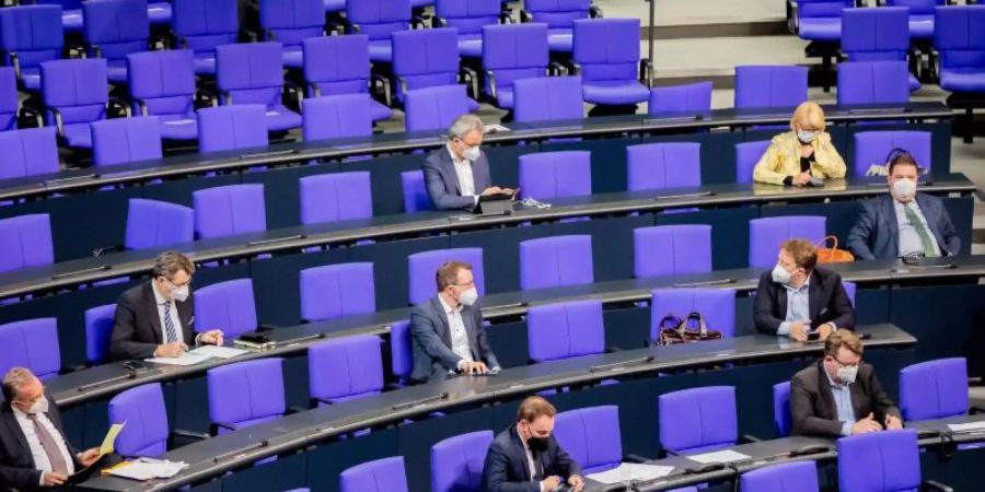 Die Reihen der Unionsfraktion sind bei einer Debatte nur dünn besetzt. (Archivbild). Foto: Christoph Soeder/dpa