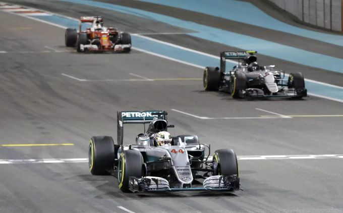Lewis Hamilton gewinnt den Grand Prix von Abu Dhabi 2016 – Nico Rosberg (re.) ist Weltmeister. Lewis Hamilton Nico Rosberg