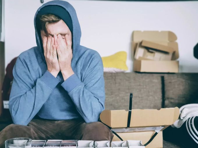 Ein B12-Mangel kann zu erhöhter Müdigkeit führen. Müder Mann