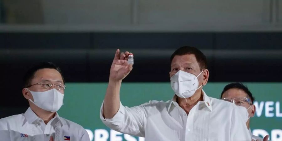 Duterte mit einer Ampulle des Astrazeneca-Impfstoffs