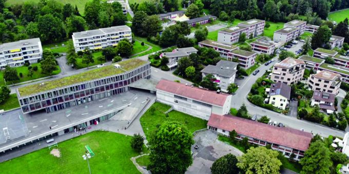 An 1'100 m2 Solarpanels auf den drei Dächern des Schulhauses Falletsche können sich ewz-Kundinnen und ewz-Kunden beteiligen, um selber nachhaltigen Sonnenstrom zu produzieren. ewz