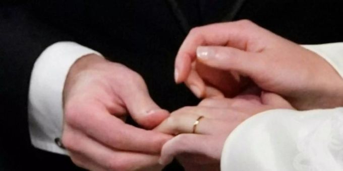 Ein Hochzeitsring wird angesteckt. hochzeit