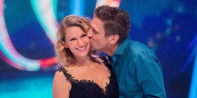 Peer Kusmagk und seine Frau Janni Hönscheid 2019 nach der Livesendung der SAT.1-Show "Dancing on Ice". Foto: Rolf Vennenbernd/dpa Peer Kusmagk und seine Frau Janni Hönscheid 2019 nach der Livesendung der SAT.1-Show "Dancing on Ice". Foto: Rolf Vennenbernd/dpa