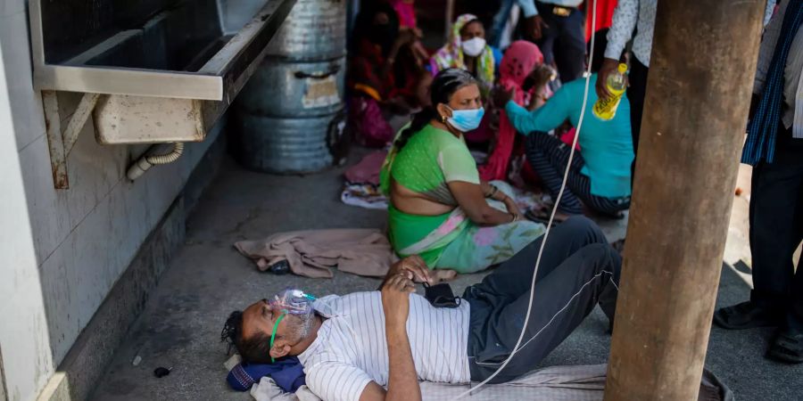 Ein am Coronavirus erkrankter Patient erhält Sauerstoff vor einem Gurdwara, einem Sikh-Gotteshaus.