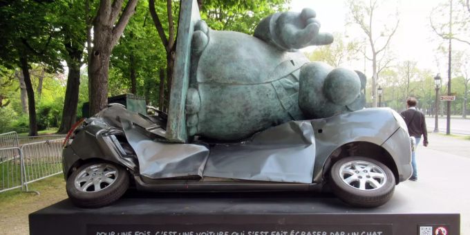 Eine von insgesamt 20 Comic-Katzen-Skulpturen des belgischen Cartoonisten Ph. Geluck steht als Teil der Installation «Le Chat deambule» (dt. Die Katze geht auf Wanderschaft) auf der Prachtstrasse Avenue des Champs-Élysées. Comic-Katze von Geluck