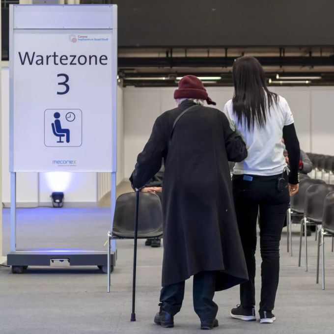 Eine Frau wird nach der Impfung gegen das Coronavirus in den Wartebereich begleitet im Impfzentrum in Basel. Impfung Coronavirus