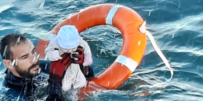 Good News - Held rettet zwei Monate altes Baby aus Meer vor Ceuta