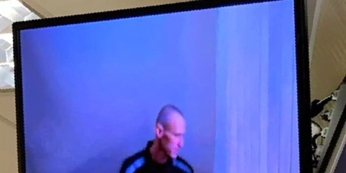 Der russische Oppositionsführer Alexej Nawalny auf einem TV-Bildschirm während einer Anhörung. Foto: Uncredited/Babuskinsky District Court/AP/dpa nawalny