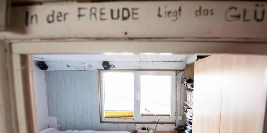 Blick in das Schlafzimmer auf dem Hausboot des verstorbenen Sängers Gunter Gabriel. Sänger Olli Schulz und YouTuber Fynn Kliemann haben das Hausboot gekauft. Foto: Daniel Bockwoldt/dpa