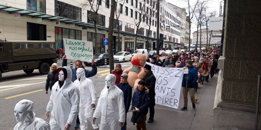 Viele sind mit Schutzanzügen ausgestattet.