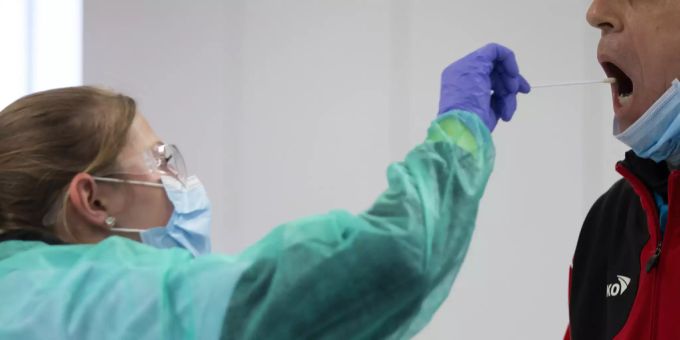 In der Schweiz wird fleissig auf das Coronavirus getestet.