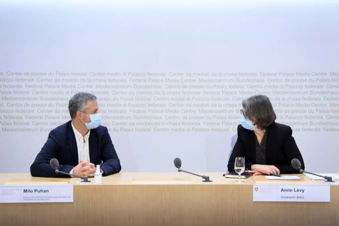 Pressekonferenz zur Corona-Pandemie: Milo Puhan, Direktor des Instituts für Epidemiologie, Biostatistik und Prävention, Uni Zürich (links), und Anne Lévy, Direktorin, BAG. Zwei Politiker.