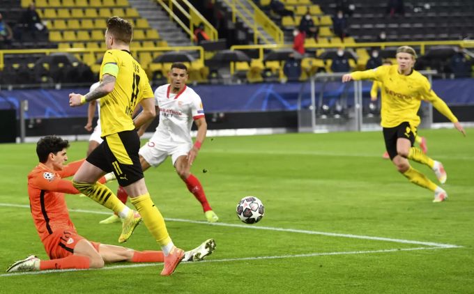 Marco Reus bedient Erling Haaland zum 1:0 für den BVB gegen Sevilla im Achtelfinal-Rückspiel der Champions League. BVB Sevilla Champions League
