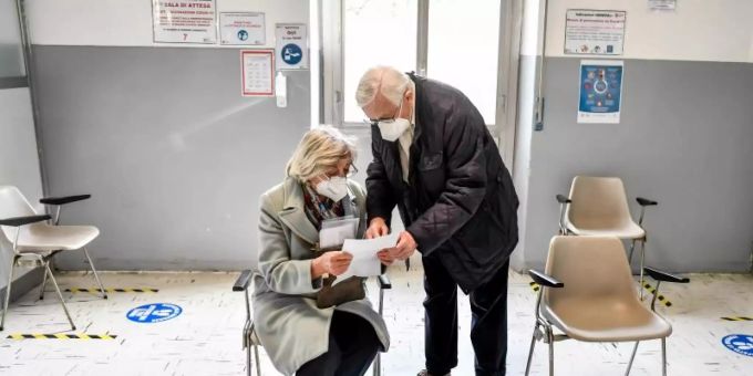 Ältere Menschen warten im Militärkrankenhaus von Baggio nahe Mailand auf eine Corona-Impfung. Foto: Claudio Furlan/LaPresse via ZUMA Press/dpa Mailand