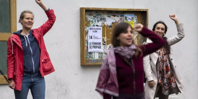 Frauen des collectif genevois de la Greve feministe bei einer Choreographie. (Symbolbild) Frauenrechte