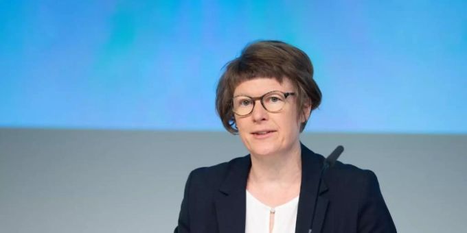 «Es ist utopisch zu glauben, dass die batteriegestützte Elektromobilität die alleinige Lösung sein wird», sagt Professorin Veronika Grimm. Foto: Timm Schamberger/dpa/Archiv