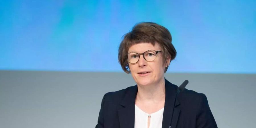 «Es ist utopisch zu glauben, dass die batteriegestützte Elektromobilität die alleinige Lösung sein wird», sagt Professorin Veronika Grimm. Foto: Timm Schamberger/dpa/Archiv