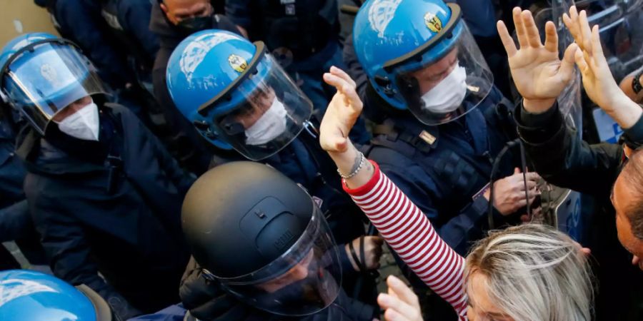 Polizisten und Demonstranten geraten bei einem Protest von Gastronomen in Rom aneinander. Foto: Cecilia Fabiano/LaPresse via ZUMA Press/dpa