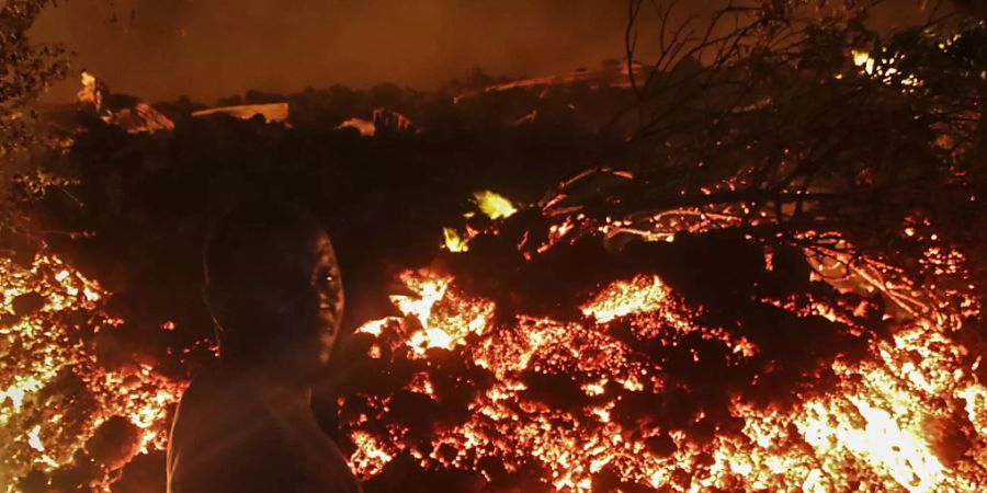 dpatopbilder - Lava am Stadtrand von Goma. Foto: Justin Kabumba/AP/dpa