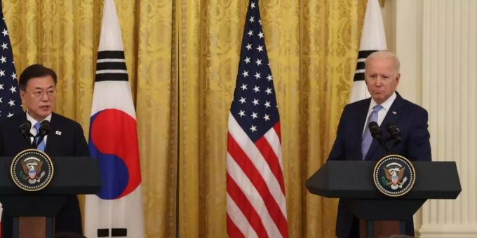 Der südkoreanische Präsident Moon Jae-in (l) und US-Präsident Joe Biden geben nach ihren Gesprächen im Weissen Haus in Washington eine gemeinsame Pressekonferenz. (zu dpa: «Biden: USA und Südkorea «sehr besorgt» über Nordkoreas Atomprogramm»). Foto: YNA/dpa Der südkoreanische Präsident Moon Jae-in (l) und US-Präsident Joe Biden geben nach ihren Gesprächen im Weissen Haus in Washington eine gemeinsame Pressekonferenz. (zu dpa: «Biden: USA und Südkorea «sehr besorgt» über Nordkoreas Atomprogramm»). Foto: YNA/dpa
